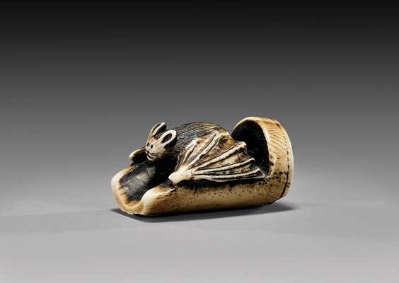 ANTIQUE CARVED IVORY NETSUKE: Bat: 象牙根付 ANTIQUE IVORY NETSUKE: Bat Antique carved ivory netsuke; of a bat resting on a roof tile with rounded bottom, signed Ichi-sai;19th Century
