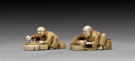 PAIR ANTIQUE IVORY NETSUKE: 象牙根付 兩件 PAIR ANTIQUE IVORY FIGURAL NETSUKE Pair of antique, carved ivory netsuke, each of a parcel-stained seated worker in a similar pose: one cutting fish; 