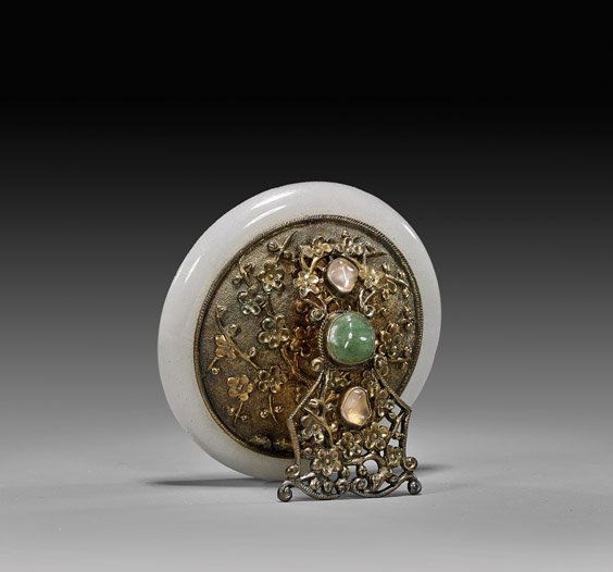 SILVER & JADE MOUNTED JEWELED MIRROR: 銀鑲寶石翡翠鐲鏡 SILVER & JADE MOUNTED JEWELED MIRRORSilver gilt mounted and jeweled mirror; encircled with a jadeite bangle bracelet; the verso with pl