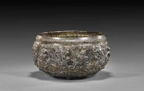 SOUTHEAST ASIAN REPOUSSÉ SILVER BOWL: 南亞浮雕銀碗 SOUTHEAST ASIAN REPOUSSÉ SILVER BOWL Antique Southeast Asian (probably Thai or Burmese) elaborate repoussé silver bowl; of bulbous form set on three 