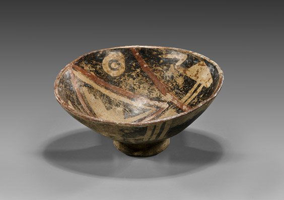 PRE-COLUMBIAN POTTERY BOWL: 前哥倫布幾何紋碗 PRE-COLUMBIAN POTTERY BOWLPre-Columbian pottery bowl; the wide flared form elaborately painted with a bold design of stylized birds and