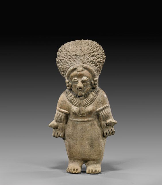 PRE-COLUMBIAN POTTERY FIGURE: 前哥倫布陶塑人物 PRE-COLUMBIAN POTTERY FEMALE FIGUREPre-Columbian pottery moulded female figure, of a priestess(?); with elaborate body jewelry and with
