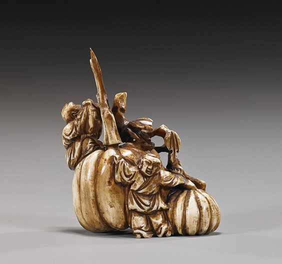 Old Chinese Carved Ivory Snuff Bottle