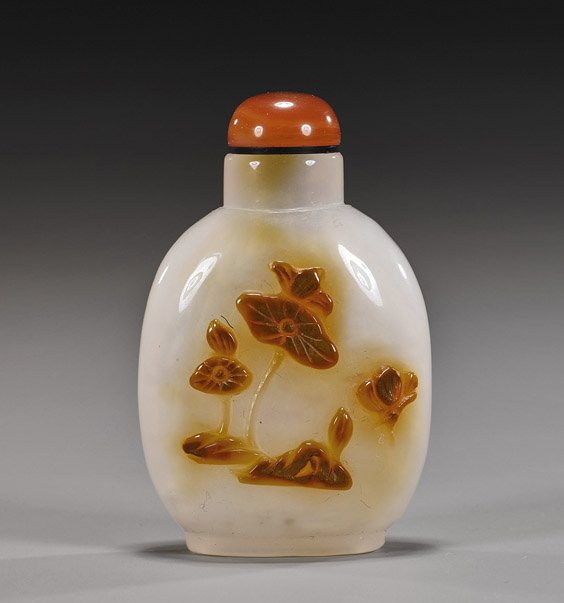 Chinese Cameo Carved Agate Snuff Bottle