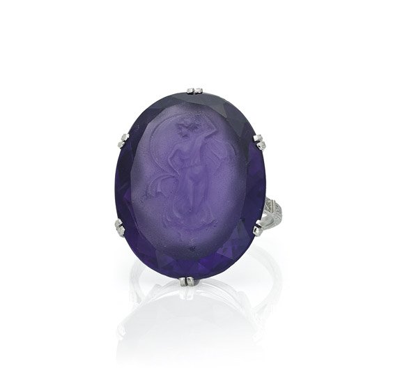 CARVED AMETHYST & WHITE GOLD RING: CARVED AMETHYST & WHITE GOLD RINGEngraved white gold ring, set with a large antique-style amethyst, the top matte surface cameo-carved with a classical beauty in draped flowing robes; size 6 白&