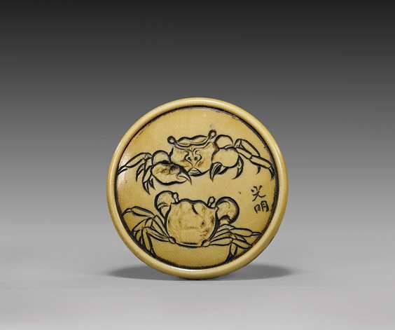 ANTIQUE IVORY NETSUKE BY KOMEI: ANTIQUE IVORY NETSUKE BY KOMEI Antique ivory kagamibuta manju-style netsuke; incised with crabs to the top, with bamboo to verso; signed Komei (Mitsuaki, Ishikawa) 象牙饅頭