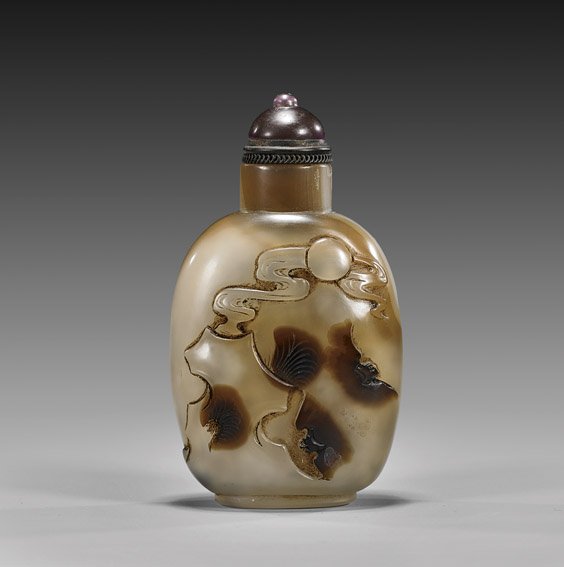SHADOW AGATE SNUFF BOTTLE: SHADOW AGATE SNUFF BOTTLE Unusual and finely hollowed, "shadow" agate snuff bottle; of flattened ovoid form, with design of two bats in flight beneath a full moon, the highly translucent stone with fi
