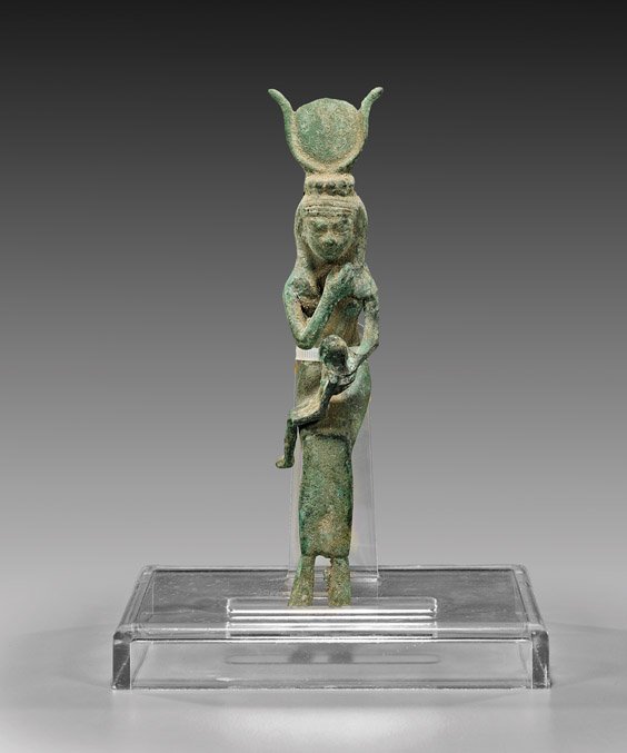 ANCIENT EGYPTIAN BRONZE FIGURE: Isis: 埃及銅雕人物 ANCIENT EGYPTIAN BRONZE FIGURE: Isis Ancient Egyptian bronze figure; of the goddess Isis, wearing a crown of cow horns holding a sun disk, seated holdi