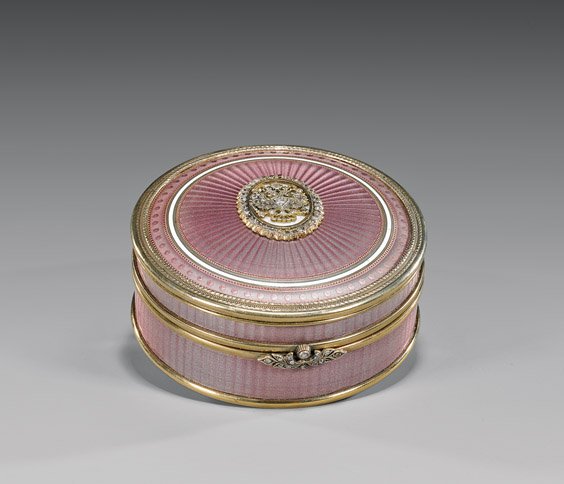 FABERGÉ-STYLE SILVER GILT & PINK ENAMEL BOX: 粉紅琺瑯鑲鑽蓋盒 FABERGÉ-STYLE SILVER GILT & ENAMEL BOX Fabergé-style silver gilt and pink guilloche enamel box; of hinged circular form, the top cent