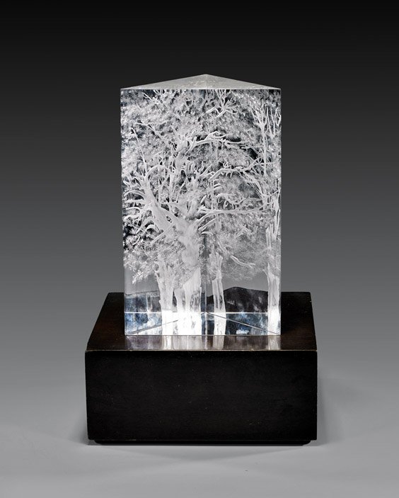 RARE STEUBEN GLASS SCULPTURE BY G. MIROW: 玻璃松纹雕塑 RARE STEUBEN SCULPTURE BY G. MIROW Rare signed Steuben glass sculpture designed by Gregory Mirow, entitled "Spreading Pines", of a triangular prism for