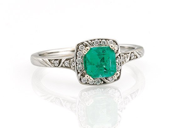 LADIES' EMERALD & DIAMOND 14K GOLD RING: 14K白金綠寶石鑲鑽戒指 LADIES' EMERALD & DIAMOND 14K GOLD RING Ladies' emerald and diamond ring in 14K white gold; the square-cut Colombian emerald