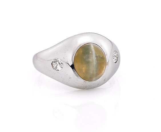 14K WHITE GOLD & CAT'S EYE CHRYSOBERYL RING: 14K白金鑲鑽貓眼金玉石戒指 WHITE GOLD & CAT'S EYE CHRYSOBERYL RING 14k white gold ring: centering a high-edged dome "cat's eye" chrysob