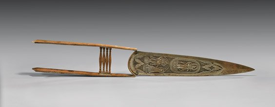OLD INDIAN IRON ARMOR/WEAPON: 印度人物紋武器 OLD INDIAN IRON KATAR (DAGGER) Early 20th Century, Indian iron katar (push dagger); the wide triangular blade with narrative scenes; with four 