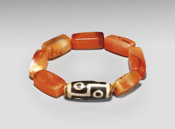 CHINESE AGATE & DZI BEAD BRACELET: 瑪瑙天珠項鏈 CHINESE AGATE & DZI BEAD BRACELET Chinese carnelian agate and dzi bead bracelet; comprised of tubular rectangular form agate beads; with one dzi bead o