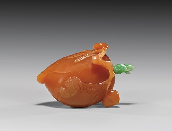 ANTIQUE CARNELIAN AGATE SNUFF BOTTLE: 玉髓瑪瑙雕桃形鼻煙壺 ANTIQUE CARNELIAN AGATE SNUFF BOTTLE Finely hollowed, antique carnelian agate "pebble" snuff bottle: formed as a peach 