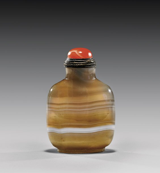 ANTIQUE BANDED AGATE SNUFF BOTTLE: 瑪瑙鼻煙壺 ANTIQUE BANDED AGATE SNUFF BOTTLE Finely hollowed, antique banded agate snuff bottle; of flattened squared form: the stone of light brown coloration, showing c