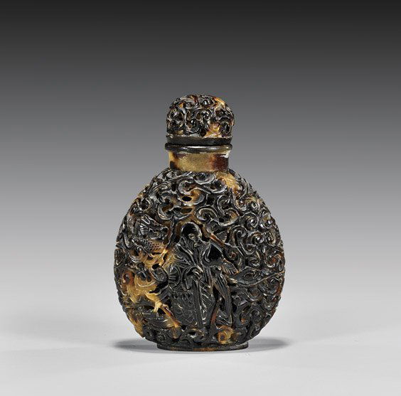 CARVED TORTOISESHELL SNUFF BOTTLE: 玳瑁雕壽老鼻煙壺 CARVED TORTOISESHELL SNUFF BOTTLEFully reticulated, openwork carved tortoiseshell snuff bottle; of ovoid form, the front design of Shou