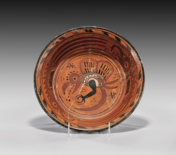 RARE PRE-COLUMBIAN MAYAN POTTERY BOWL: 前哥倫布陶碗 RARE PRE-COLUMBIAN MAYAN POTTERY BOWL Rare Pre-Columbian Mayan painted pottery tripod bowl; of wide shallow form, set on three nub feet: the interior d