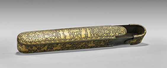 ANTIQUE ISLAMIC GOLD INLAID PEN HOLDER: 伊斯蘭飾金鐵筆盒 ANTIQUE ISLAMIC GOLD INLAID PEN HOLDERRare and antique, Islamic gold inlaid iron pen holder box; with sliding interior compartment, the