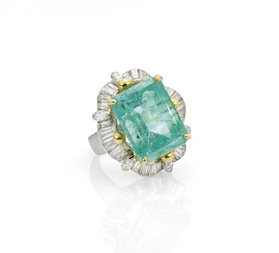 LARGE COLOMBIAN EMERALD & DIAMOND RING: 18K黃金綠寶石鑲鑽雞尾戒 LARGE COLOMBIAN EMERALD & DIAMOND RING Elaborate platinum and 18K yellow gold cocktail ring; centering a large Colom