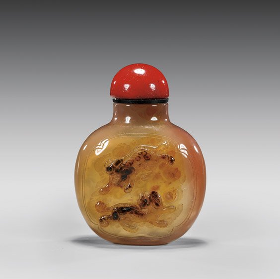CARVED AGATE SNUFF BOTTLE: 瑪瑙雕獅紋鼻煙壺 CARVED AGATE SNUFF BOTTLE Very finely hollowed, carved agate snuff bottle; of rounded form, the front with design of two lions picked o