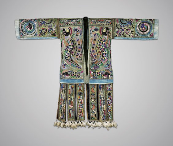 CENTRAL ASIAN SILK EMBROIDERED ROBE: 刺繡民族服飾 CENTRAL ASIAN SILK EMBROIDERED ROBE Central Asian (probably Afghan) silk embroidered wool robe; with vibrantly patterned folk design of sinuous creatur
