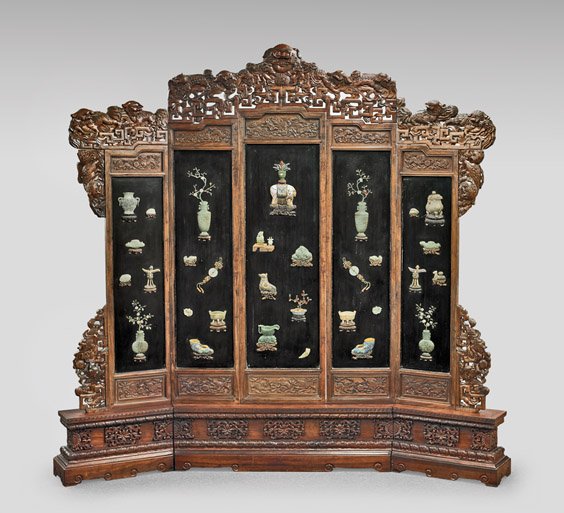 IMPORTANT APPLIQUÉ FIVE-PANEL "PALACE" SCREEN: 漆地嵌百寶博古紋五扇屏風 IMPORTANT APPLIQUÉ FIVE-PANEL "PALACE" SCREEN Important and heavy, tall Chinese five-panel "palace" sc