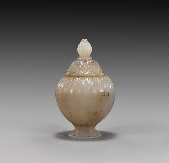 MUGHAL-STYLE AGATE PERFUME BOTTLE: 瑪瑙雕香氛瓶 MUGHAL-STYLE AGATE PERFUME BOTTLEMughal-style sectional agate perfume bottle; of fluted urn form set on a waisted foot, with foliate shoulder, and thre