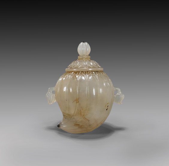 MUGHAL-STYLE AGATE PERFUME BOTTLE: 瑪瑙香氛瓶 MUGHAL-STYLE AGATE PERFUME BOTTLE Well carved, Mughal-style agate perfume bottle; of fluted teardrop form with swagged terminal; two tassel-like handles; folia