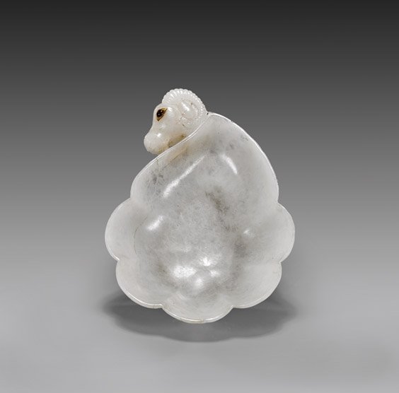 MUGHAL-STYLE ROCK CRYSTAL COUPE: 痕都斯坦式羊首花形盤 MUGHAL-STYLE ROCK CRYSTAL COUPE Mughal-style rock crystal quartz coupe; of foliate form with scalloped rim, with ram's 