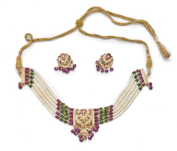 MUGHAL-STYLE GOLD, PEARL & GEMSTONE JEWELRY SUITE: 痕都斯坦式項鍊耳釘組 MUGHAL-STYLE GOLD, PEARL & GEMSTONE JEWELRY SUITE Mughal-style necklace and earrings suite; each comprised of openwork 