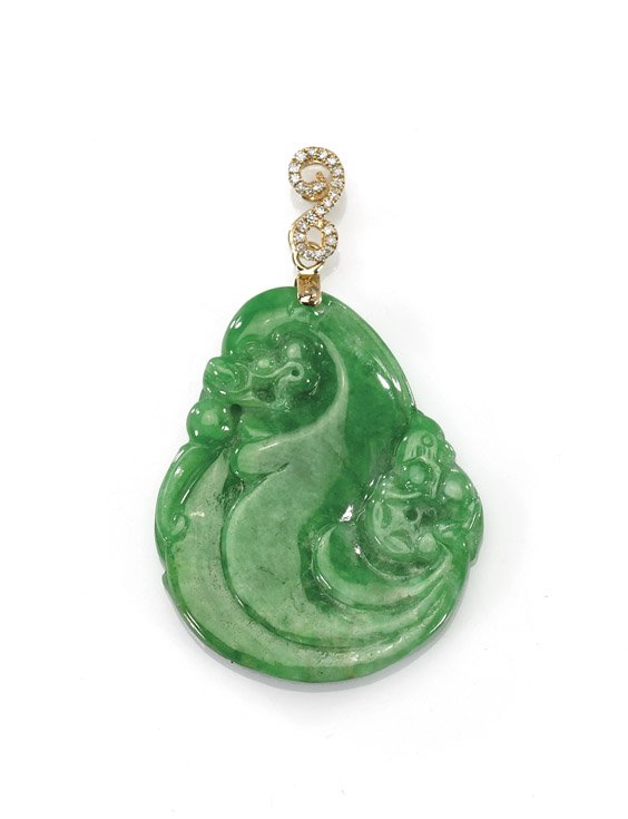 CARVED JADEITE & DIAMOND YELLOW GOLD PENDANT: 黃金鑲鑽翡翠吊墜 CARVED JADEITE & DIAMOND YELLOW GOLD PENDANTFinely carved and polished green jadeite pendant; the front with dragon and pearl, a small