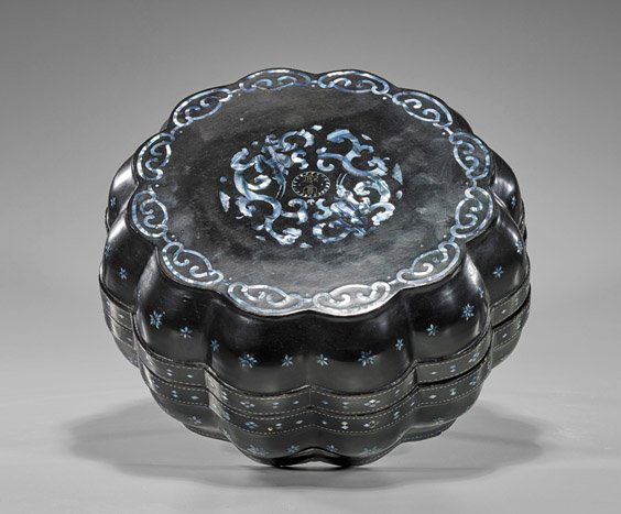 Large Chinese Lacquer & Inlay Foliate Box (1 of 1)