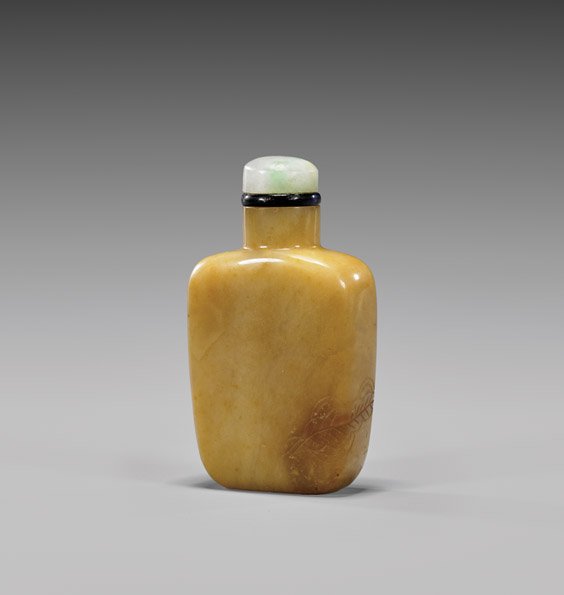 ANTIQUE HARDSTONE SNUFF BOTTLE (1 of 2)