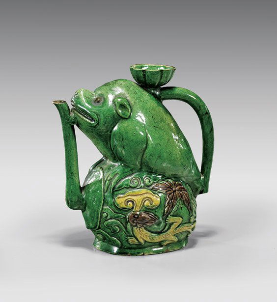 ANTIQUE PORCELAIN TOAD EWER (1 of 2)
