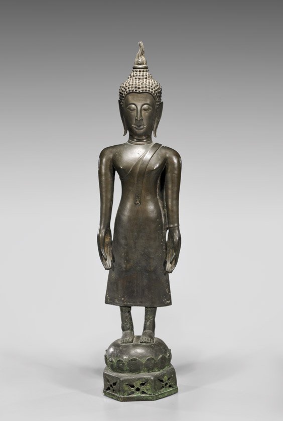 ANTIQUE SOUTHEAST ASIAN BRONZE BUDDHA (1 of 2)