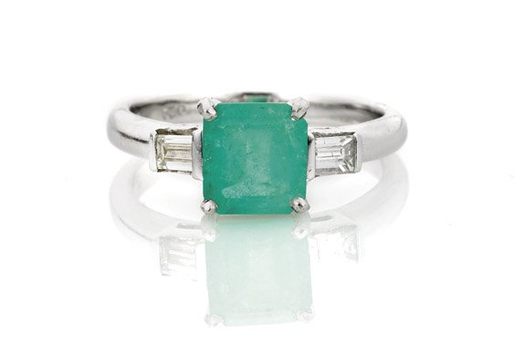 EMERALD & DIAMOND PLATINUM RING (1 of 1)