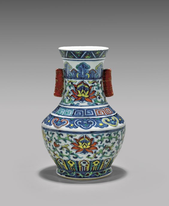 SMALL WUCAI PORCELAIN VASE (1 of 3)