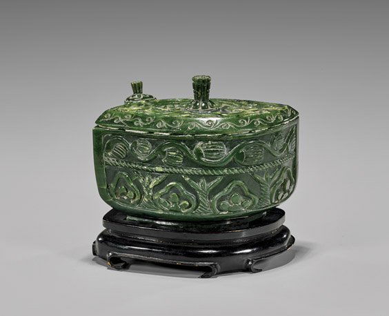 MUGHAL-STYLE SPINACH JADE BOX (1 of 2)