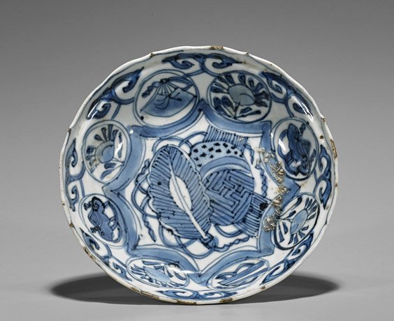 Ming Dynasty Blue & White Dish: Ming Dynasty Blue & White Dish Chinese Ming Dynasty blue and white porcelain dish; of shallow form with slight scalloped rims, depicting Daoist emblems; D: 5 3/8"; Provenance: From the Hashimoto Estat