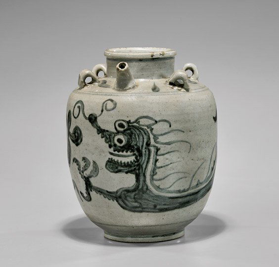 LATE MING SWATOW PORCELAIN EWER (1 of 2)
