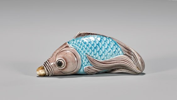 ANTIQUE ENAMELED PORCELAIN SNUFF BOTTLE: Fish (1 of 3)