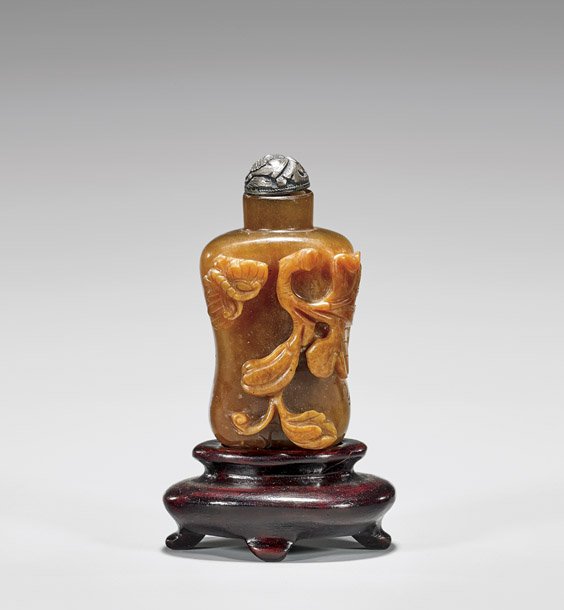 ANTIQUE CARVED AGATE SNUFF BOTTLE (1 of 2)