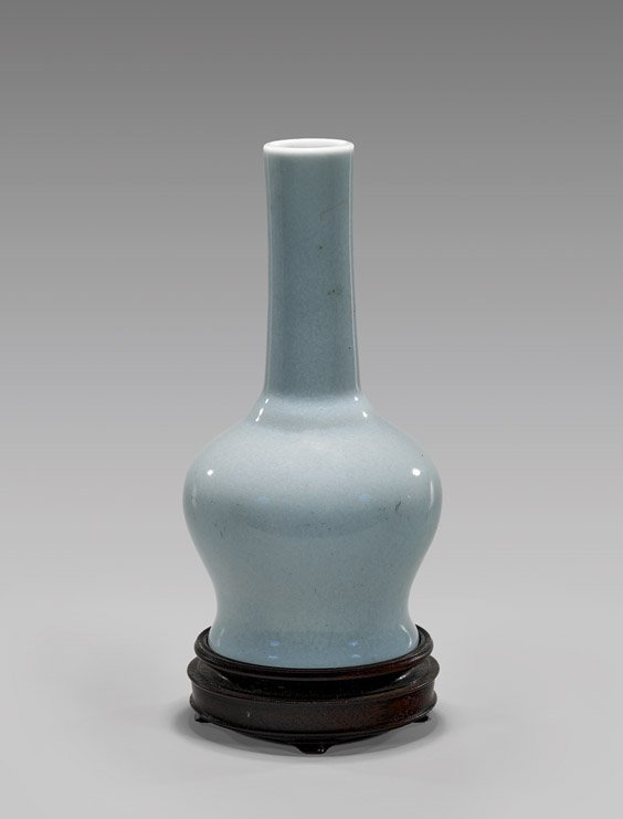KANGXI PERIOD CLAIR-DE-LUNE BOTTLE VASE (1 of 3)