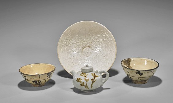 Four Early-Style Chinese Dishes: Bowls & Tea Pot (1 of 2)