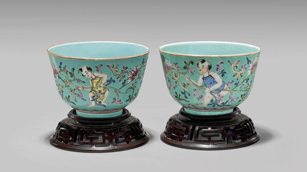 PAIR ANTIQUE FAMILLE ROSE PORCELAIN BOWLS (1 of 4)