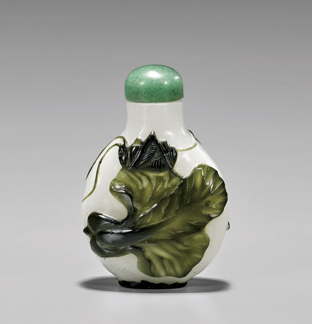 ANTIQUE GREEN OVERLAY GLASS SNUFF BOTTLE (1 of 2)