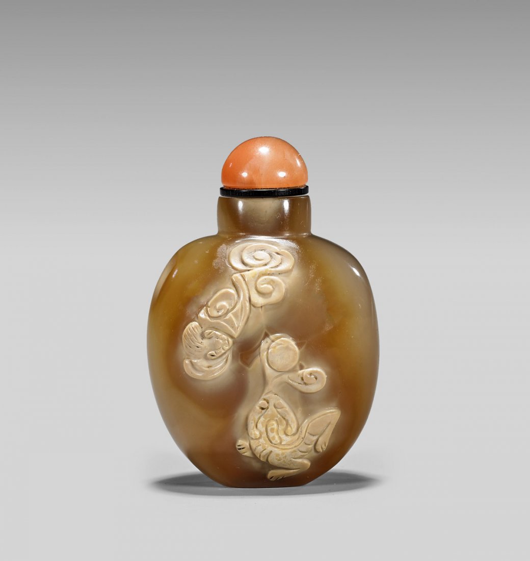 CARVED CAMEO AGATE SNUFF BOTTLE (1 of 2)