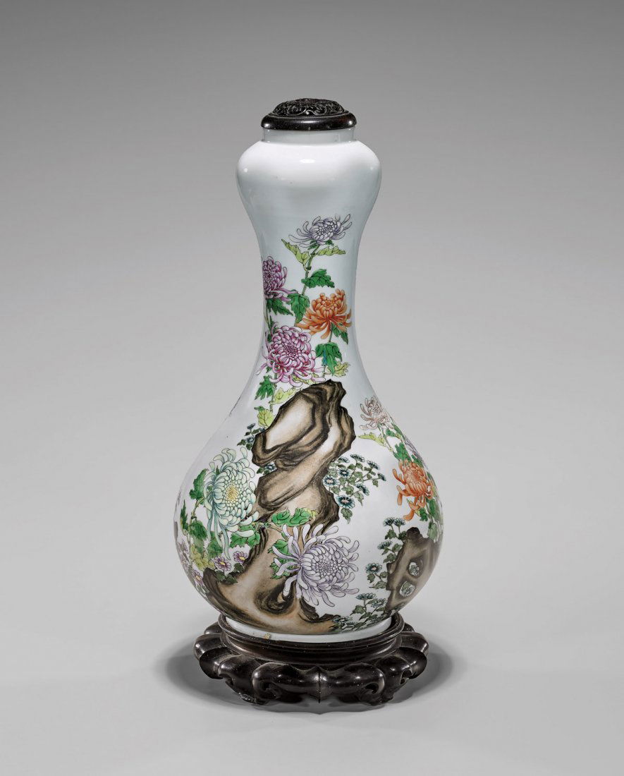 QIANLONG-STYLE PORCELAIN BOTTLE VASE (1 of 3)