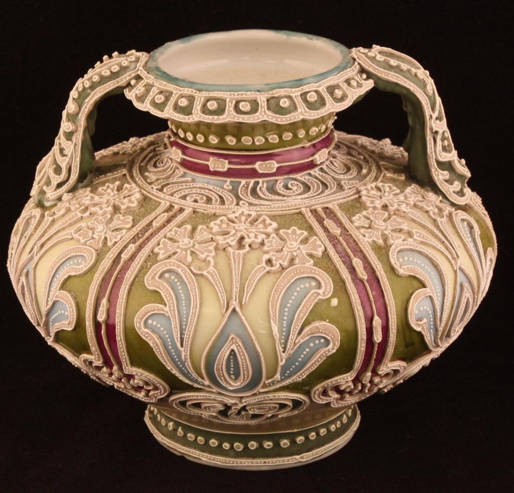 NIPPON Moriage Double Handled Vase: 5.25". Unmarked. Excellent condition.